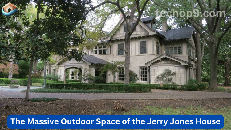 The Massive Outdoor Space of the Jerry Jones House